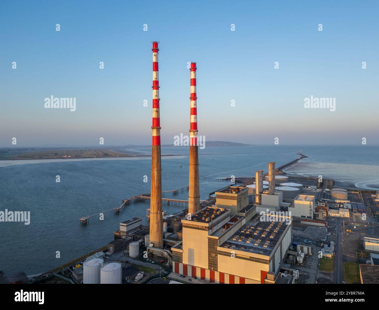 Un côté des cheminées Poolbeg avec leur nouvelle couche de peinture appliquée à l'heure dorée Banque D'Images