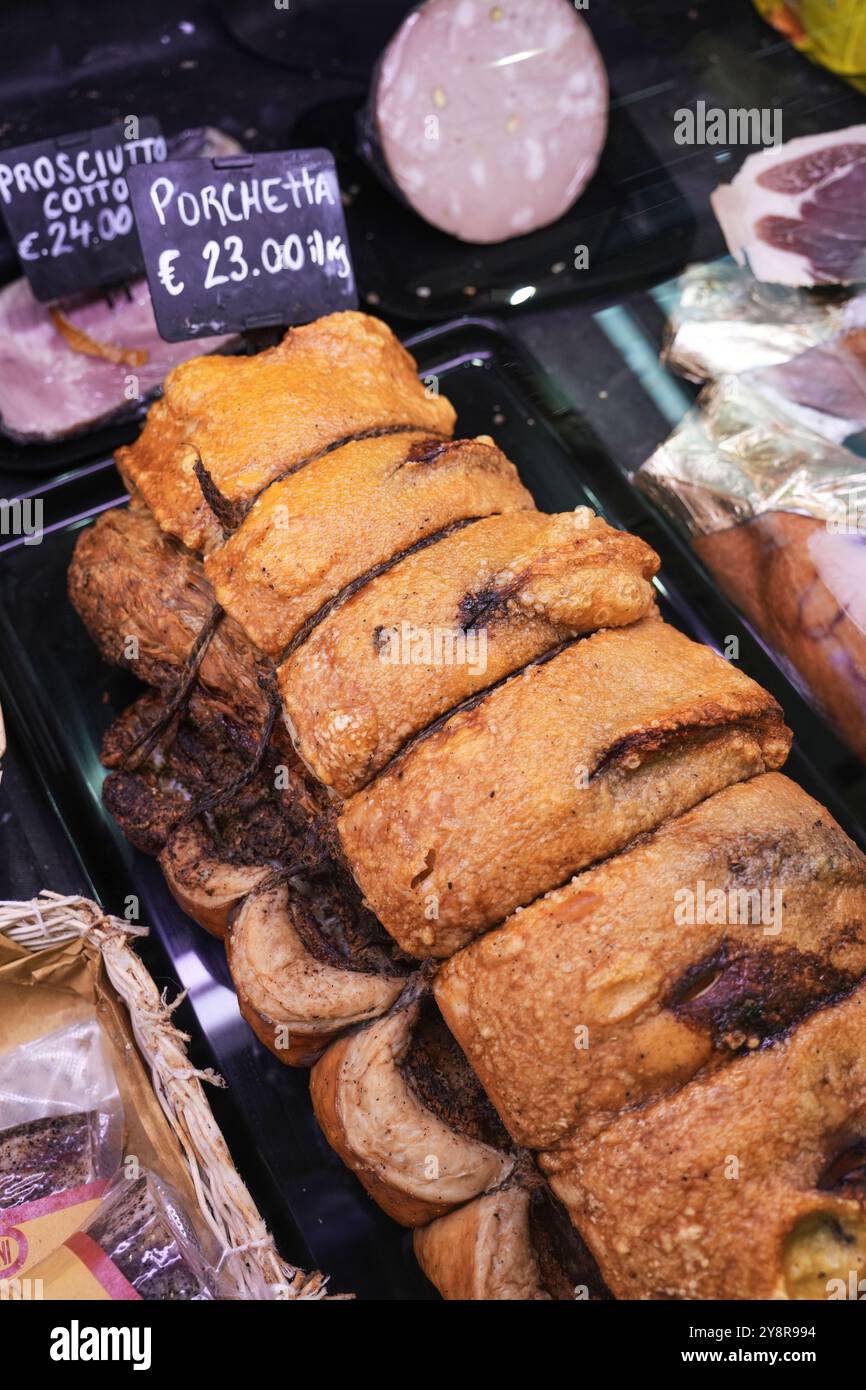 L’Antica Bottega Roticiani est un boucher traditionnel d’Orvieto, en Italie. Sandwichs à la porchetta étonnants et autres charcuteries. Banque D'Images