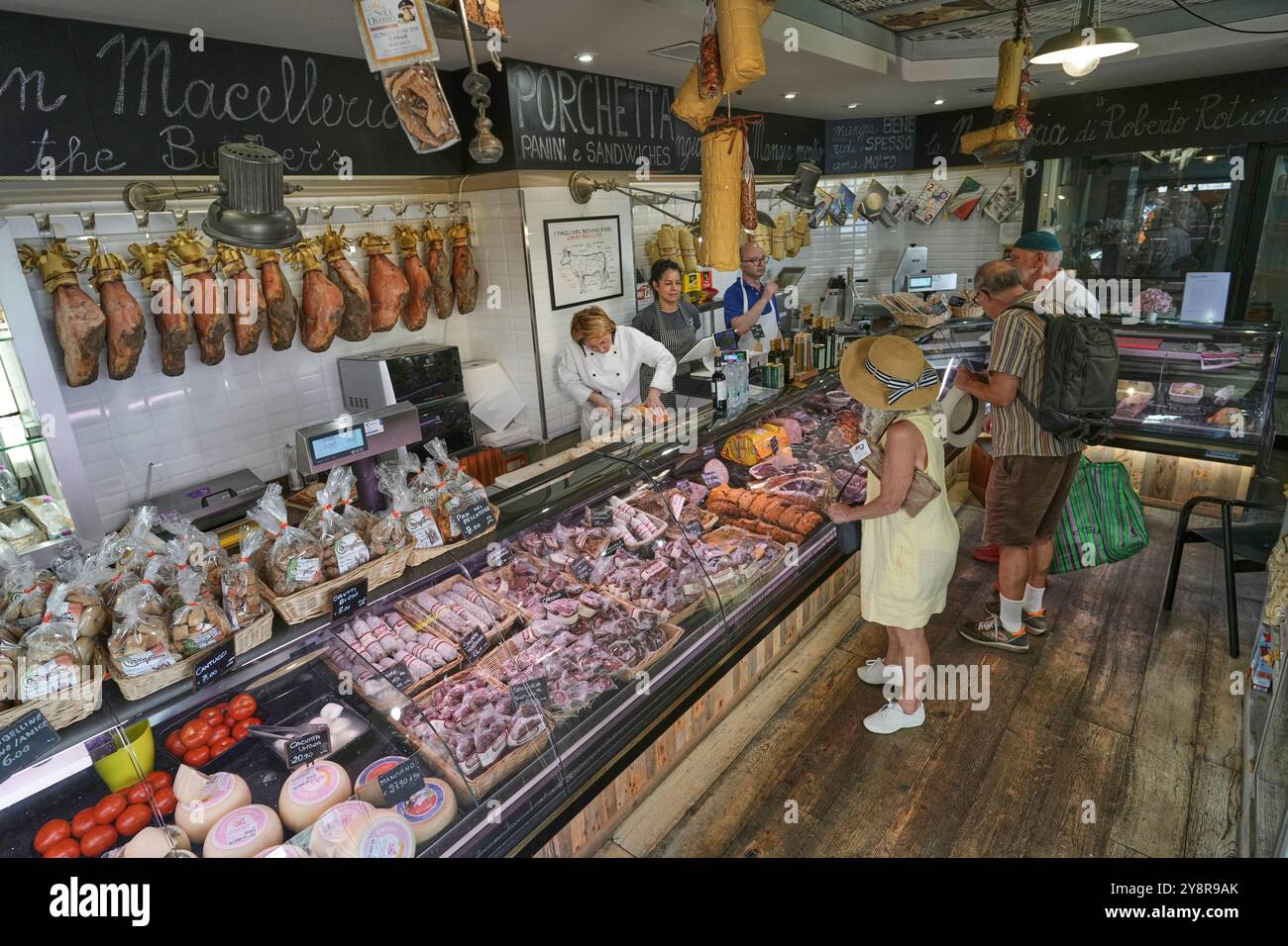L’Antica Bottega Roticiani est un boucher traditionnel d’Orvieto, en Italie. Sandwichs à la porchetta étonnants et autres charcuteries. Banque D'Images