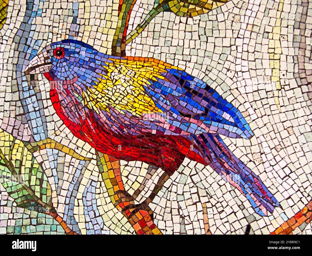 Oiseau en tuile sur un mur situé sur une passerelle mais l'eau Banque D'Images