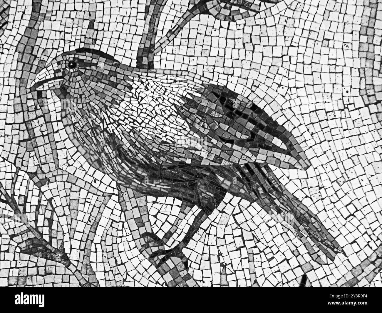 Oiseau en tuile sur un mur situé sur une passerelle mais l'eau en noir et blanc Banque D'Images