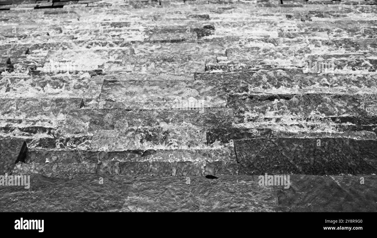 L'eau coule vers le bas des rochers en noir et blanc Banque D'Images