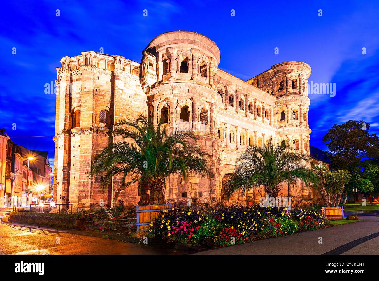 Trèves, Allemagne : vue sur le coucher du soleil de la Porta Nigra ou porte Noire dans l'ancienne ville romaine Augusta Treverorum, Rhénanie-Palatinat Banque D'Images