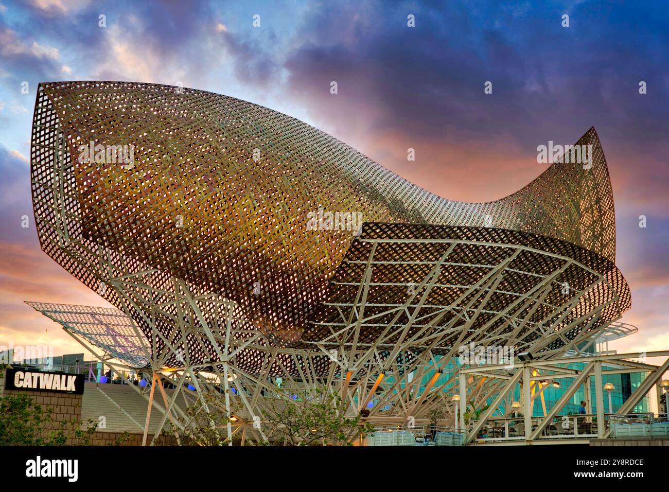 Frank O. Gehry's Golden Fish sculpture, Port Olimpic, Barcelone, Catalogne, Espagne, Europe. Banque D'Images