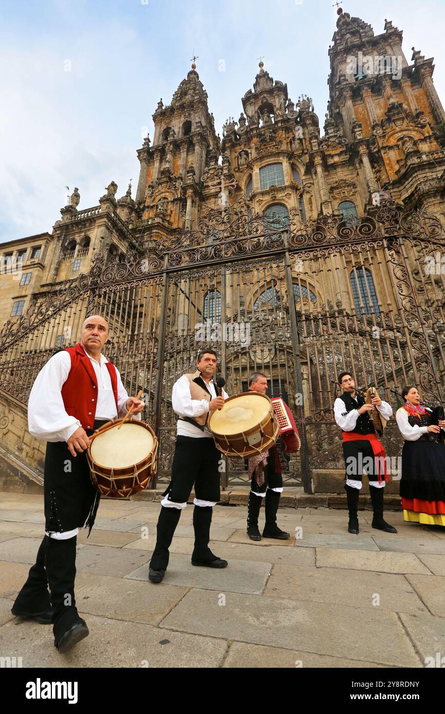 Folklore galicien, Cathédrale, Praza do Obradoiro, Santiago de Compostela, province de La Corogne, Galice, Espagne. Banque D'Images