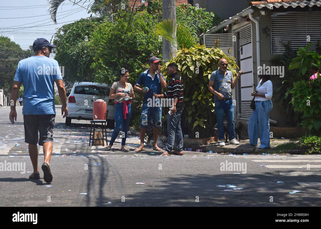 São PAULO, SP - 06.10.2024 : ÉLECTIONS SP 2024 - premier tour des élections municipales 2024 pour les maires et les conseillers municipaux à São Paulo ce dimanche (06). Sur la photo, distribution illégale de tracts près de l'école dans le quartier Itaim Paulista, zone est de la capitale. Cette pratique est illégale et constitue un crime électoral. (Photo : Daniel Cymbalista/Fotoarena) Banque D'Images