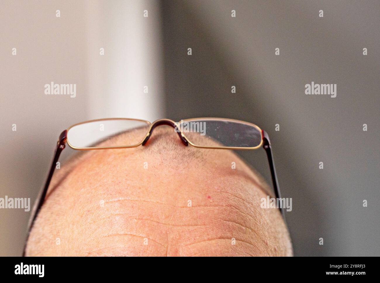 Lunettes sur le front d'un homme. soins et santé des yeux. Banque D'Images