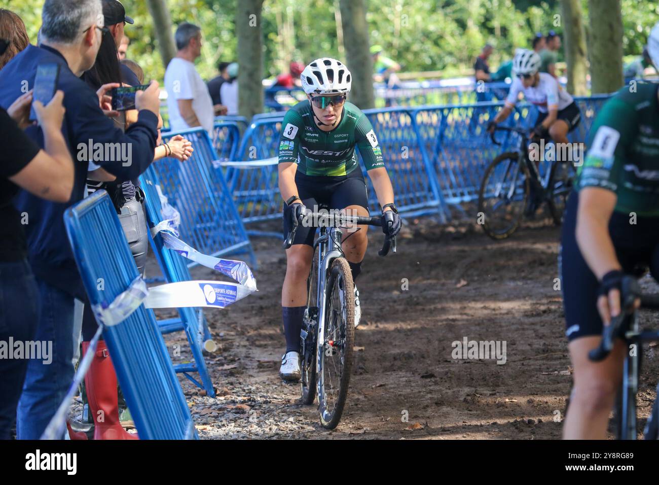 Gijón, Espagne, 06 octobre 2024 : la cycliste Sofia Rodriguez (3) de Nesta - MMR CX Team lors de la course élite féminine des moins de 23 ans du XIV Trophée Villa de Gijón, le 06 octobre 2024, à Gijón, Espagne. Crédit : Alberto Brevers / Alamy Live News. Banque D'Images