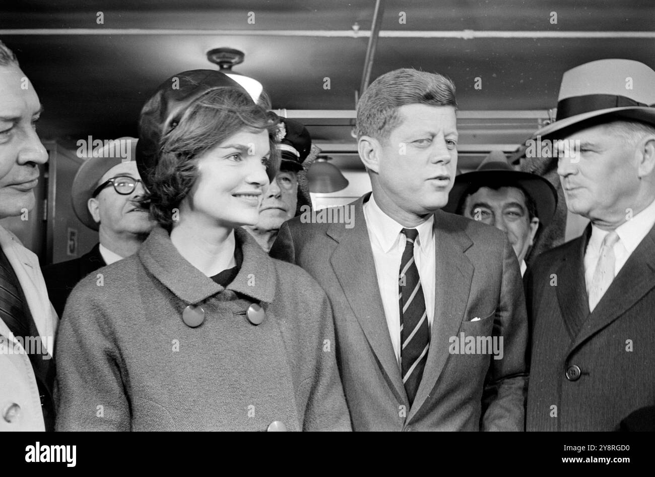 Le sénateur John F. Kennedy avec sa femme Jacqueline Kennedy, votant à Boston dans une bibliothèque publique, 1960 Banque D'Images