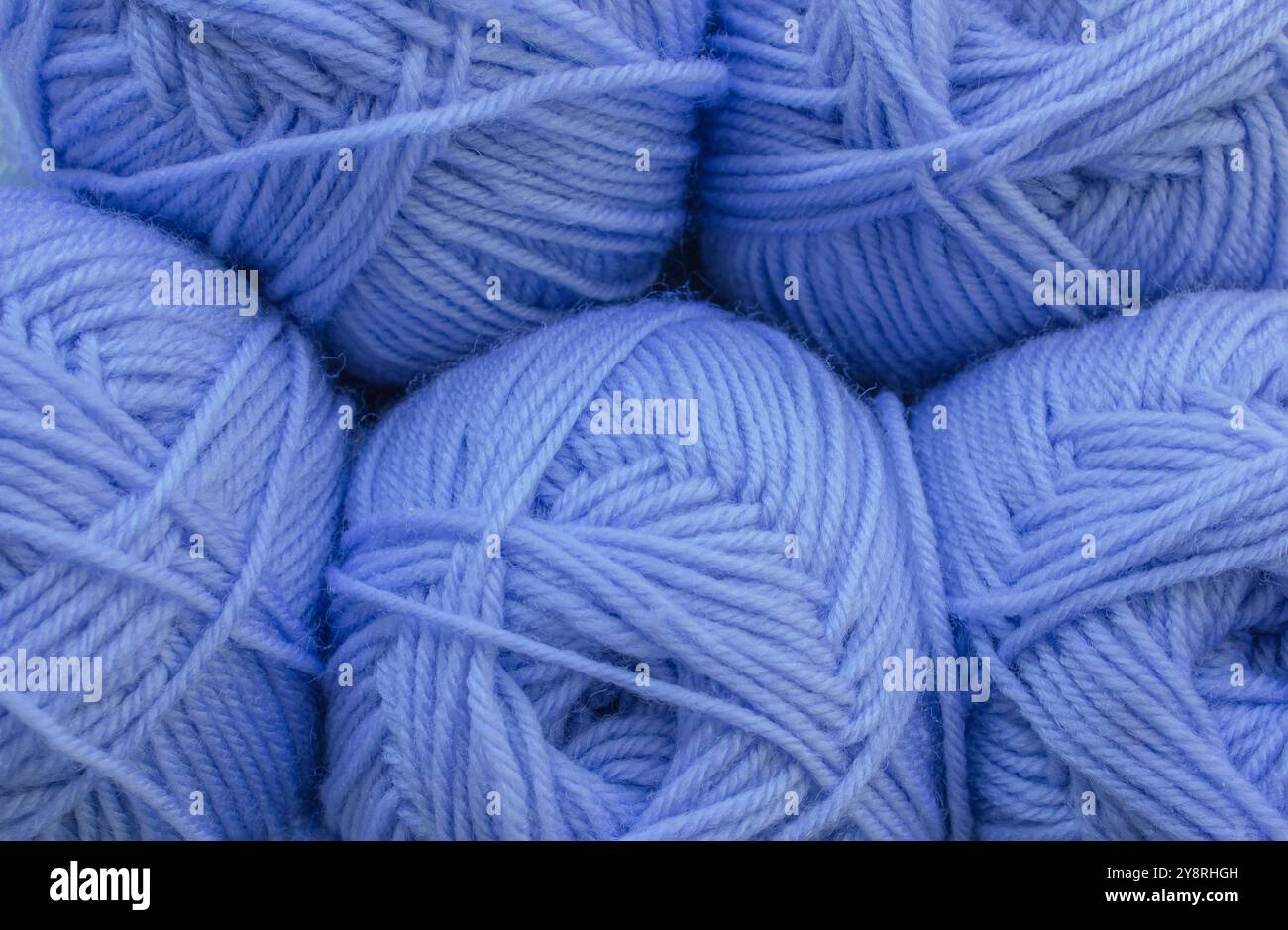 Boules bleues de fil. Gros plan de fil de laine chaud. Passe-temps de tricot. Rangée de fils bleus. Magasin de main-d'œuvre. Arrière-plan tricoté. Concept d'artisanat. Pat. Tricot Banque D'Images
