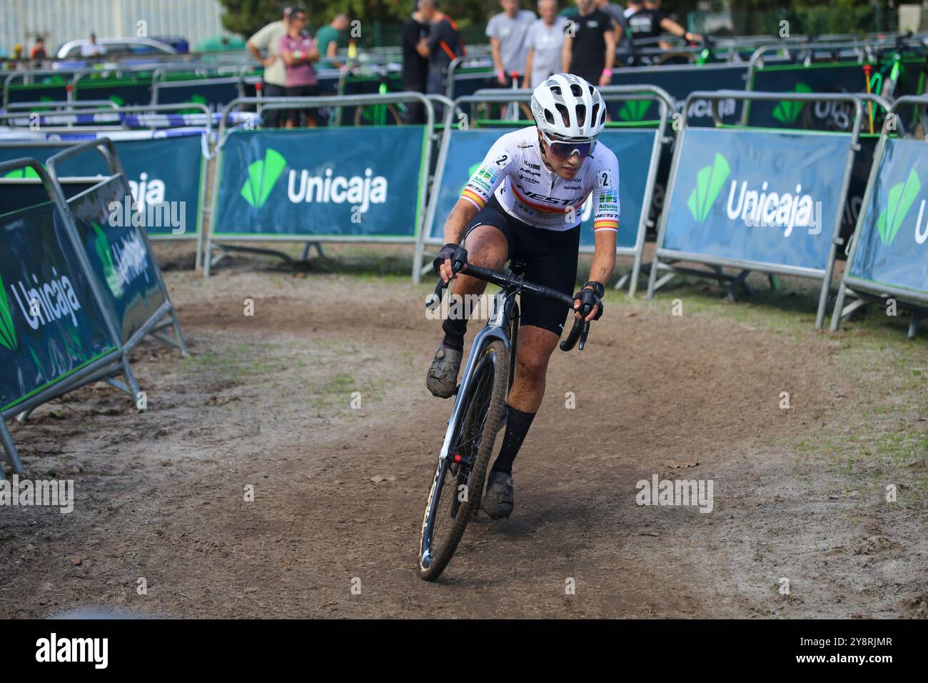 Gijón, Espagne, 06 octobre 2024 : la cycliste Nesta - MMR CX Team, Lucía González (2) lors de la course élite féminine des moins de 23 ans du XIV Trophée Villa de Gijón, le 06 octobre 2024, à Gijón, Espagne. Crédit : Alberto Brevers / Alamy Live News. Banque D'Images