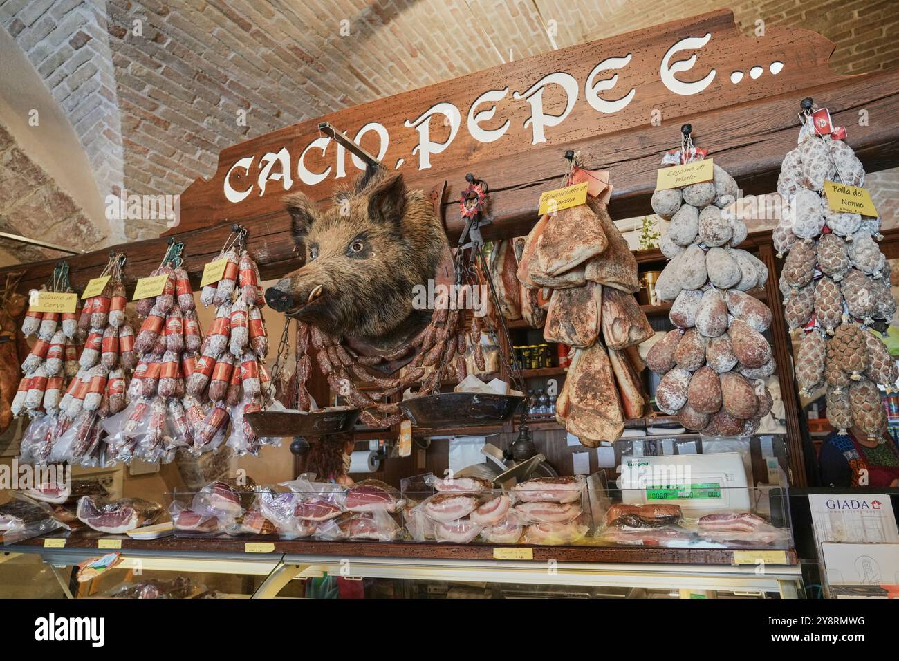 Cacio Pepe e… À assise, Ombrie, Italie est adorable magasin d'alimentation avec une large gamme de saucisses, et autres charcuteries, fromages et cadeaux. Banque D'Images