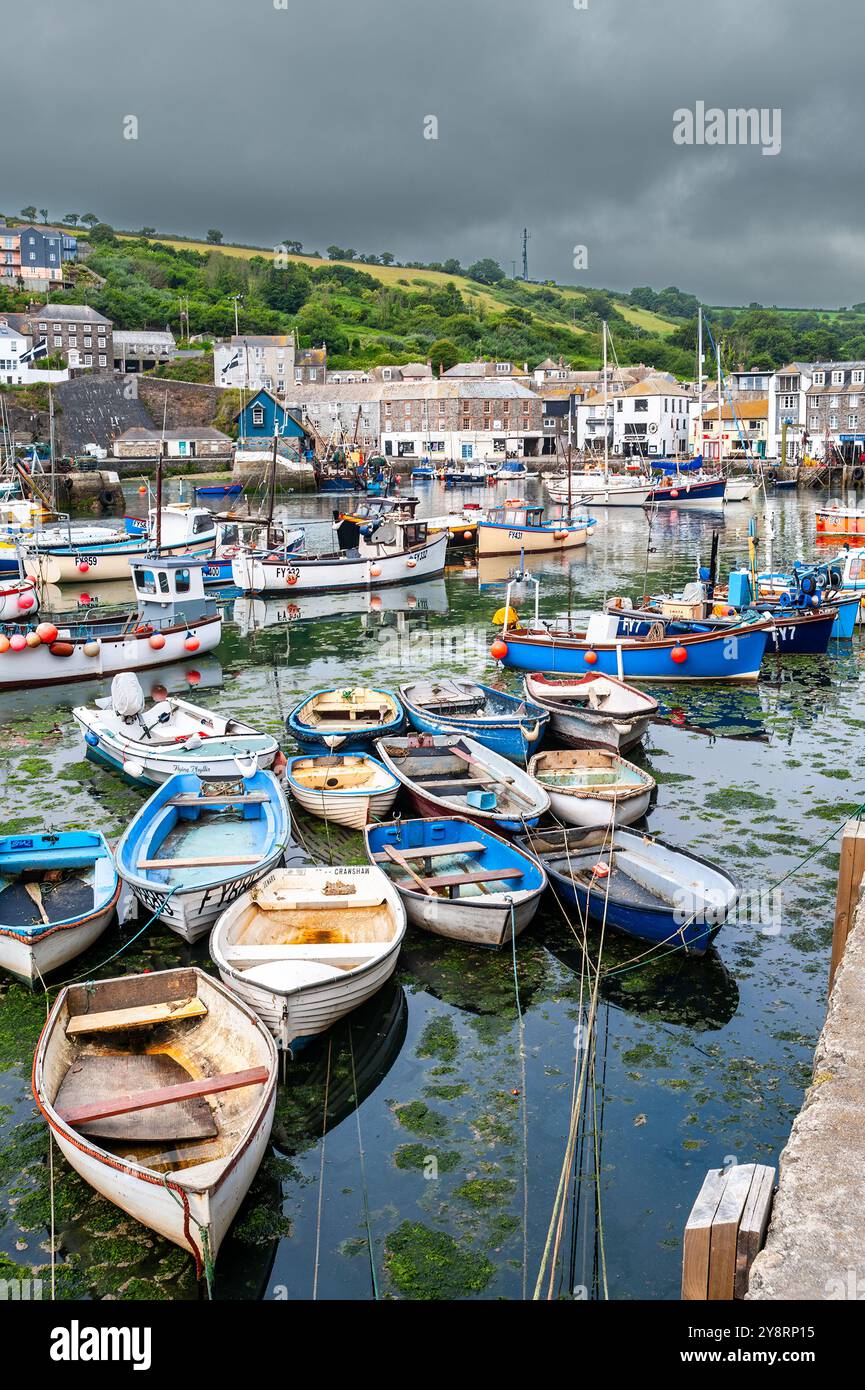 Bateaux de pêche dans le port du village de pêcheurs traditionnel de Mevagissy, Cornouailles, Angleterre Banque D'Images