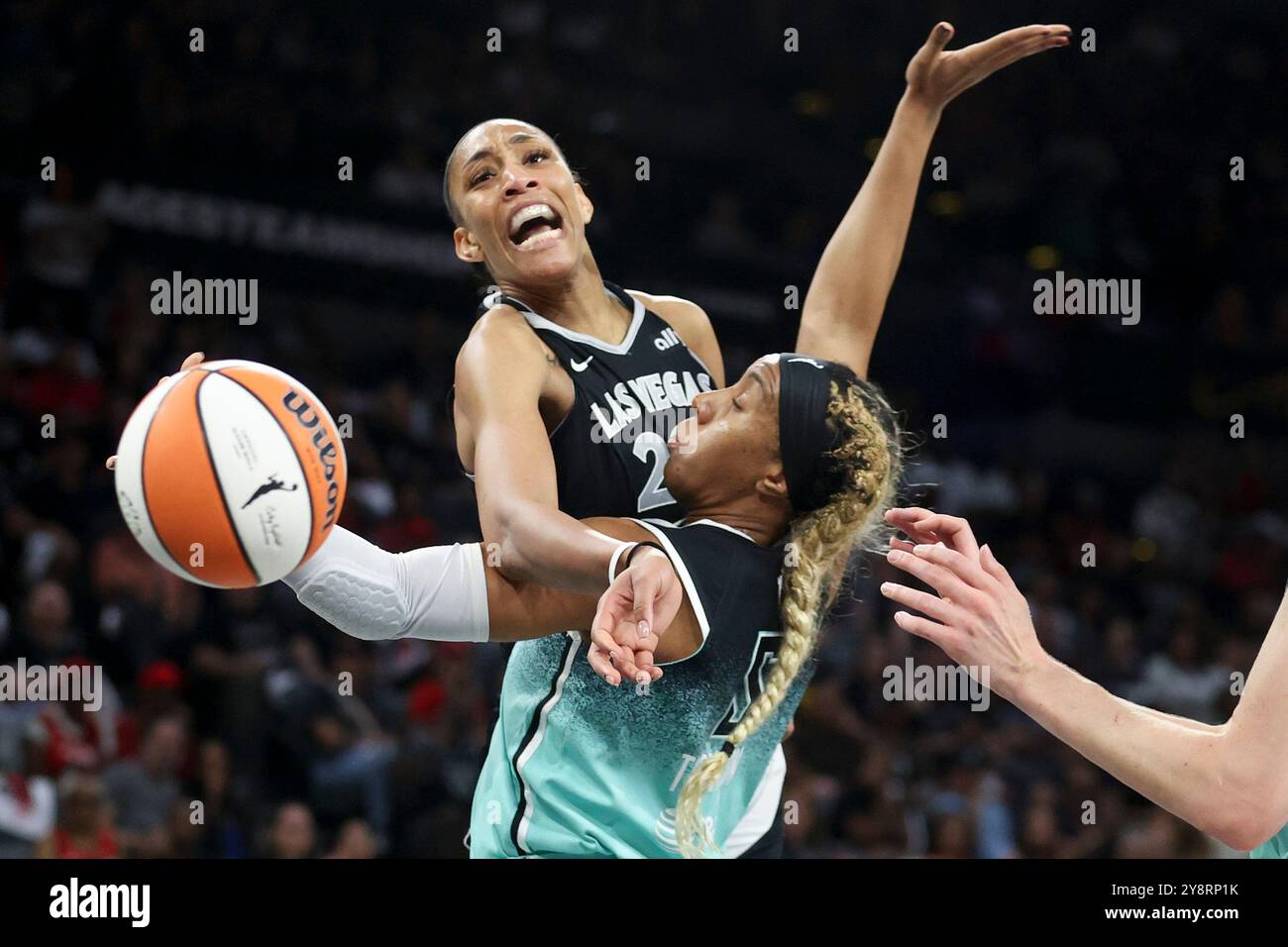 Las Vegas Aces center A'ja Wilson reacts while being fouled by New York Liberty forward Kayla Thornton during the first half of a WNBA Semifinal basketball game, Sunday, Oct. 6, 2024, in Las Vegas. (AP Photo/Ian Maule) Banque D'Images