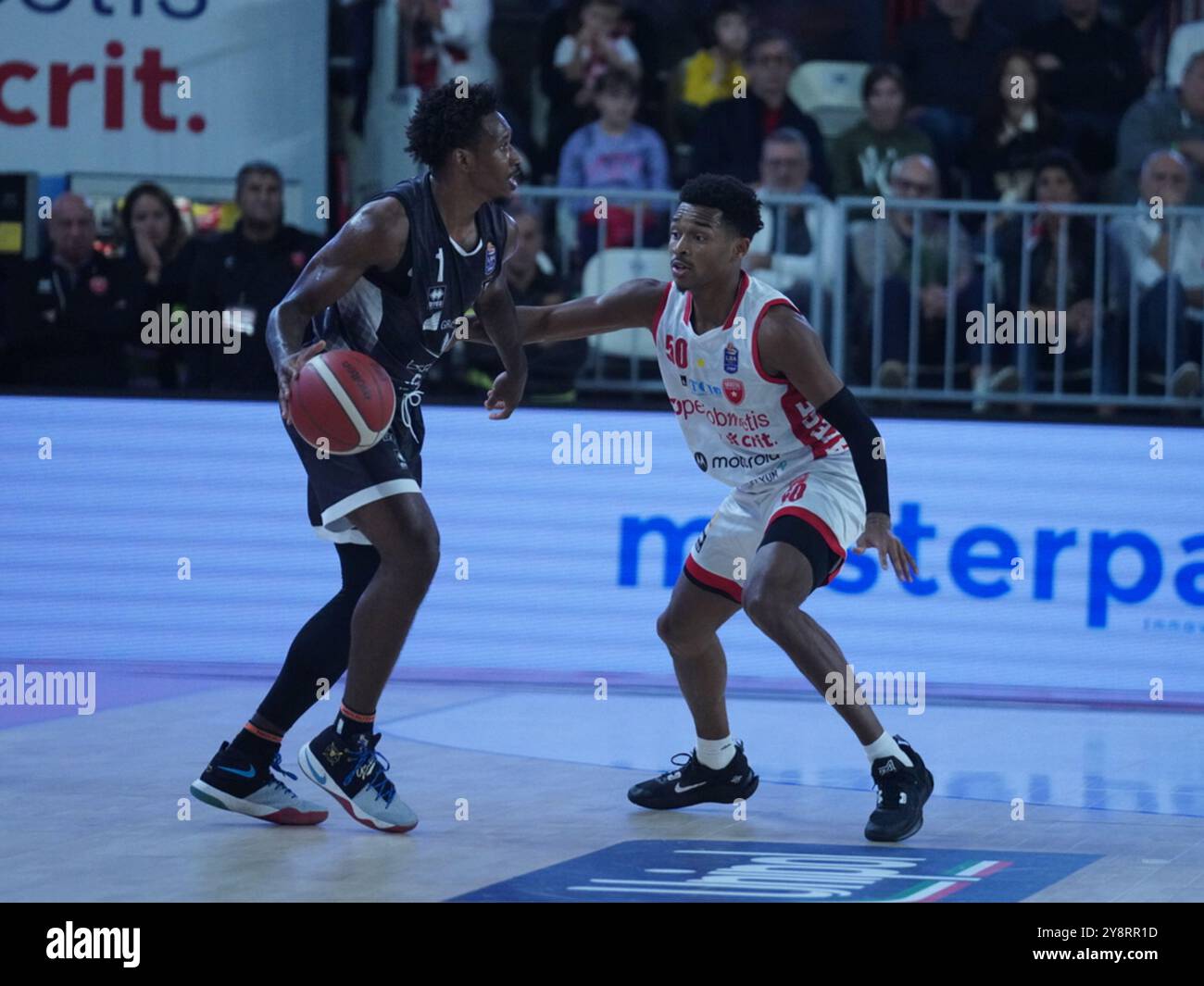 Varèse, Ita. 06 octobre 2024. 50 Jaylen remet Openjobmetis Varese et 01 Christian Vital Bertram Derthona Tortona lors du match de championnat LBA Italie entre Openjobmetis Varese vs Bertram Derthona Tortona, à Varèse, Italie, le 5 octobre 2024 (photo de Fabio Averna/Sipa USA) crédit : Sipa USA/Alamy Live News Banque D'Images