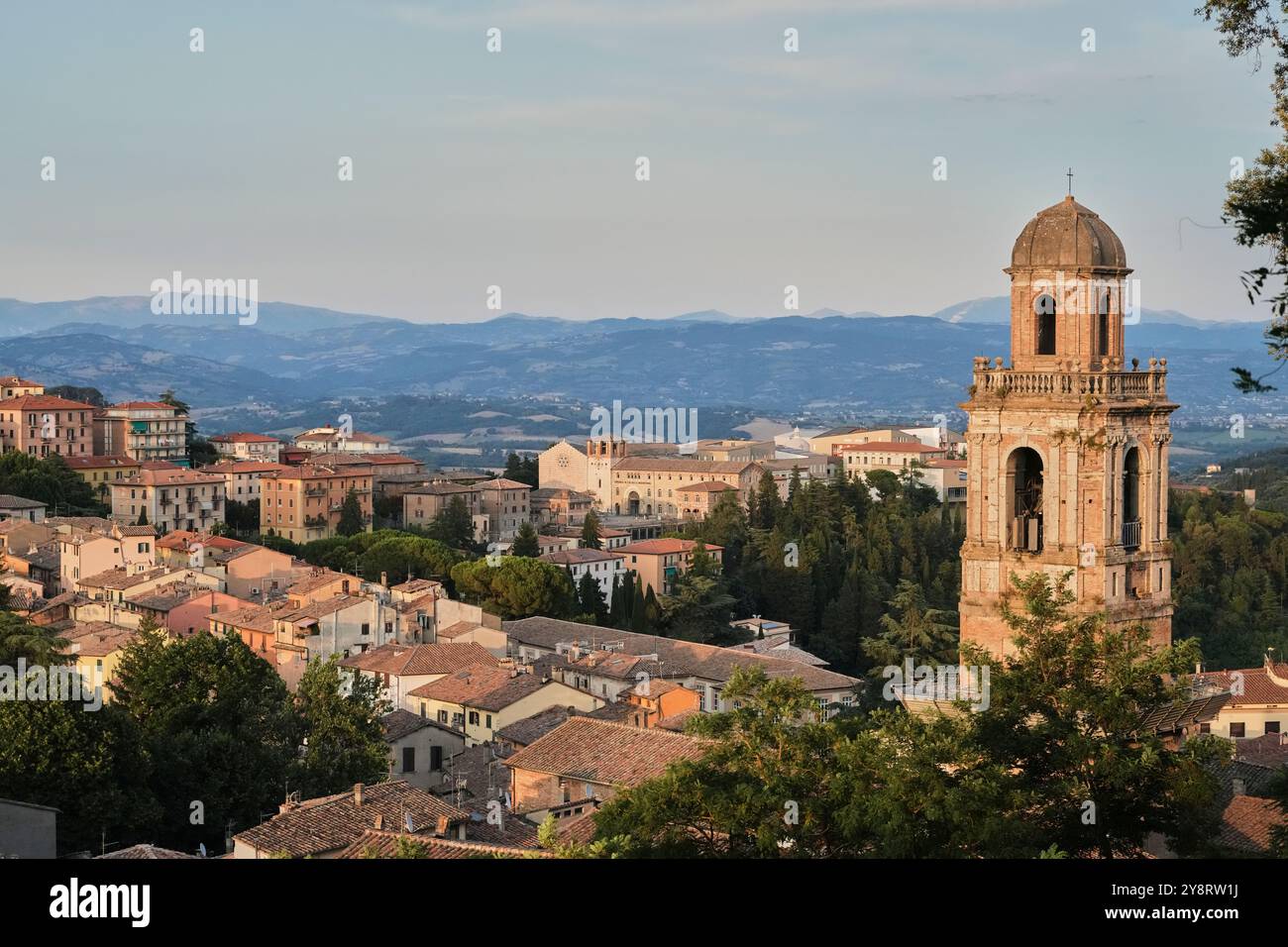 Perugoia, Italie. Vue de via delle Prome et Fortezza di Porta Sole vers l'église de Santa Maria Nuova et son clocher. Vieille ville de Pérouse. Banque D'Images