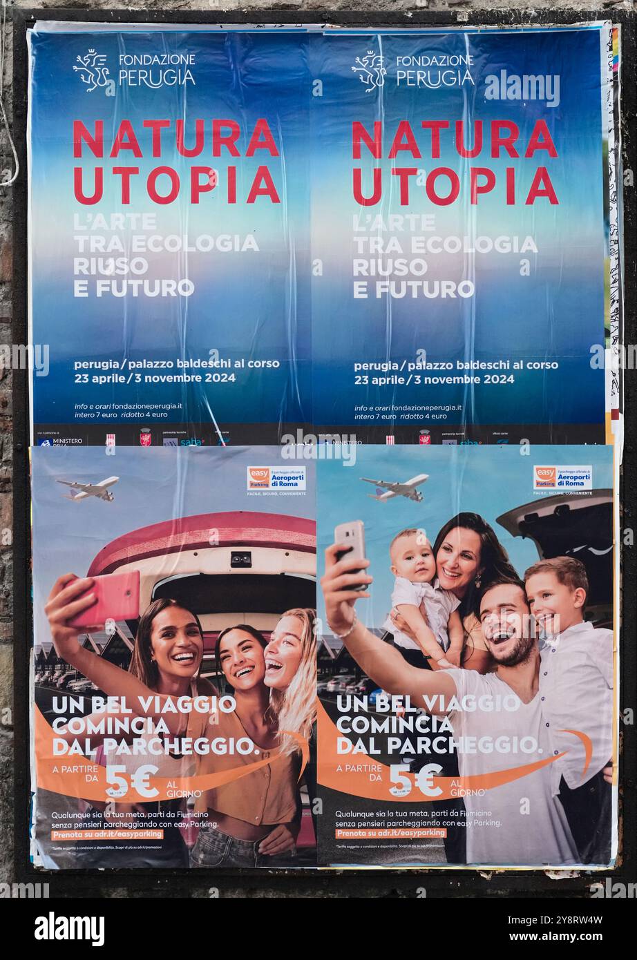 Grandes affiches publicitaires extérieures pendant le Festival de Jazz Umbria 2024 à Pérouse, Ombrie, Italie. Banque D'Images