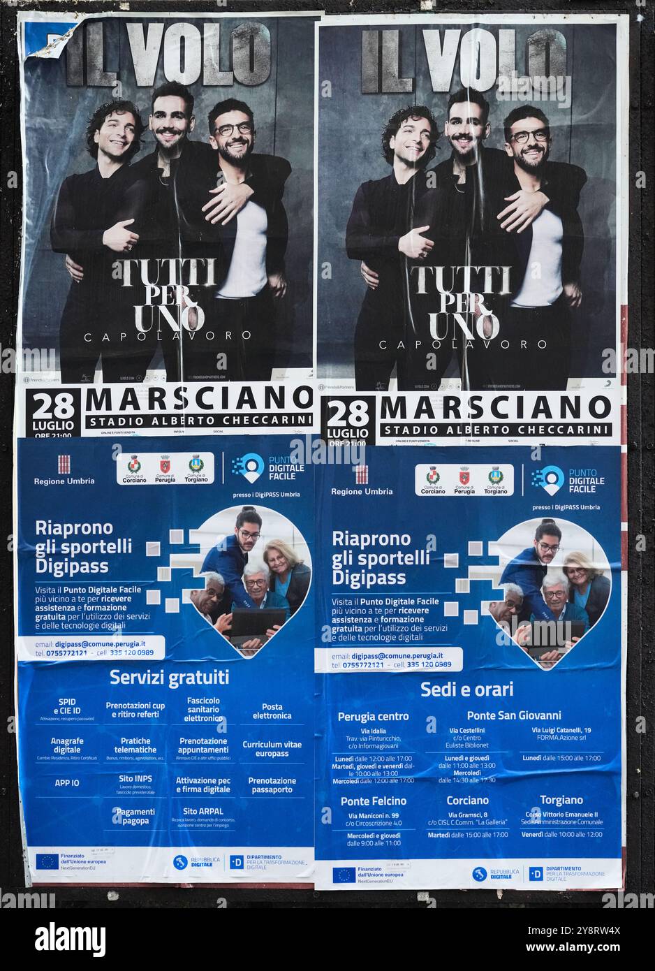 Grandes affiches publicitaires extérieures pendant le Festival de Jazz Umbria 2024 à Pérouse, Ombrie, Italie. Banque D'Images