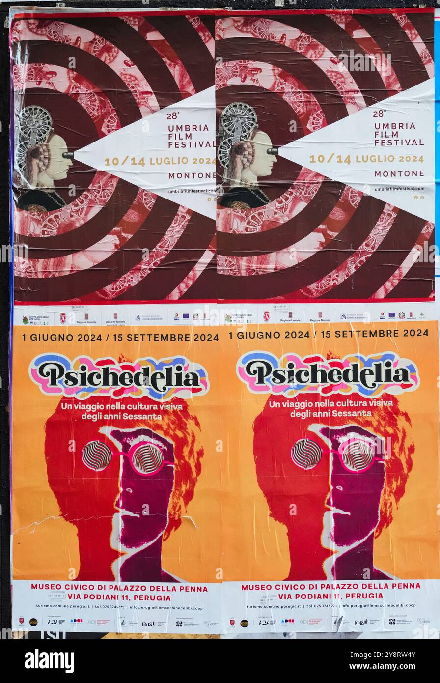 Grandes affiches publicitaires extérieures pendant le Festival de Jazz Umbria 2024 à Pérouse, Ombrie, Italie. Banque D'Images