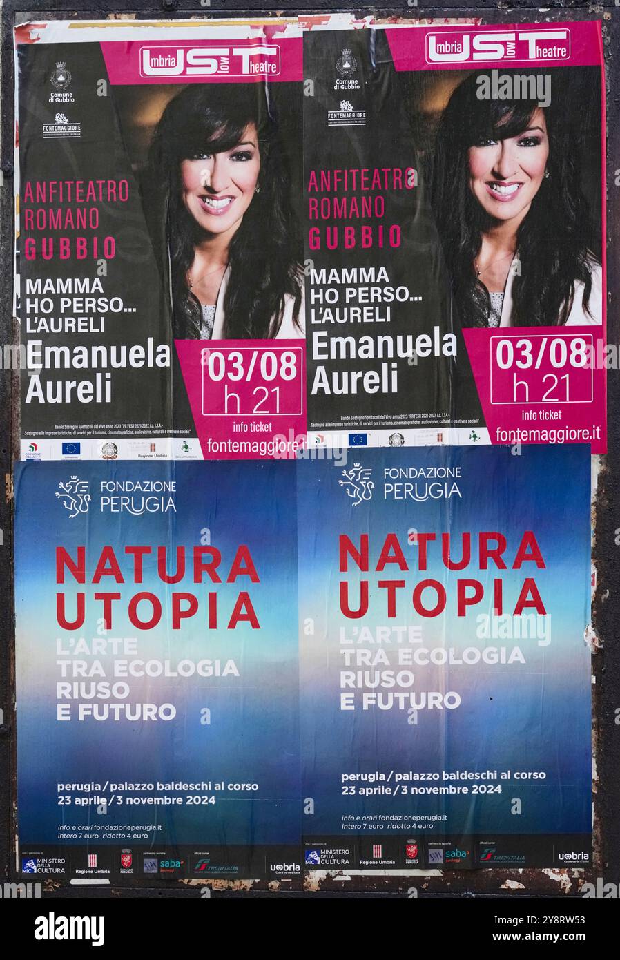 Grandes affiches publicitaires extérieures pendant le Festival de Jazz Umbria 2024 à Pérouse, Ombrie, Italie. Banque D'Images