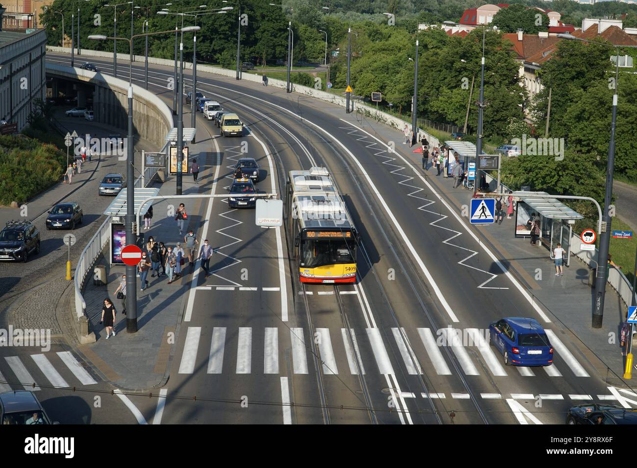 Varsovie, Pologne - 11 juin 2021 : les transports publics de Varsovie dans le centre-ville à l'arrêt Old City. Bus et tramways, les passagers sont waityng, geting on et ou Banque D'Images