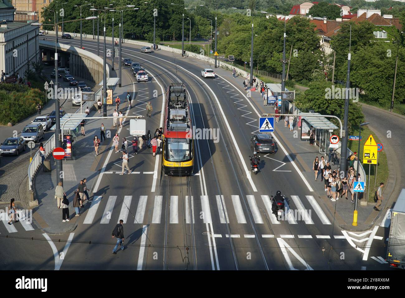 Varsovie, Pologne - 11 juin 2021 : les transports publics de Varsovie dans le centre-ville à l'arrêt Old City. Bus et tramways, les passagers sont waityng, geting on et ou Banque D'Images