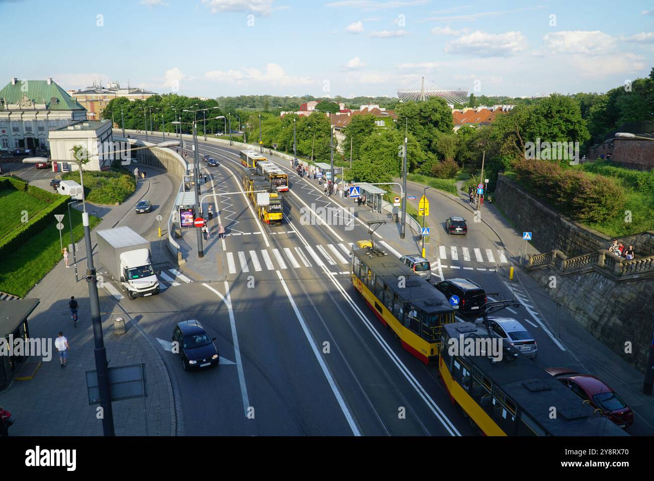 Varsovie, Pologne - 11 juin 2021 : les transports publics de Varsovie dans le centre-ville à l'arrêt Old City. Bus et tramways, les passagers sont waityng, geting on et ou Banque D'Images