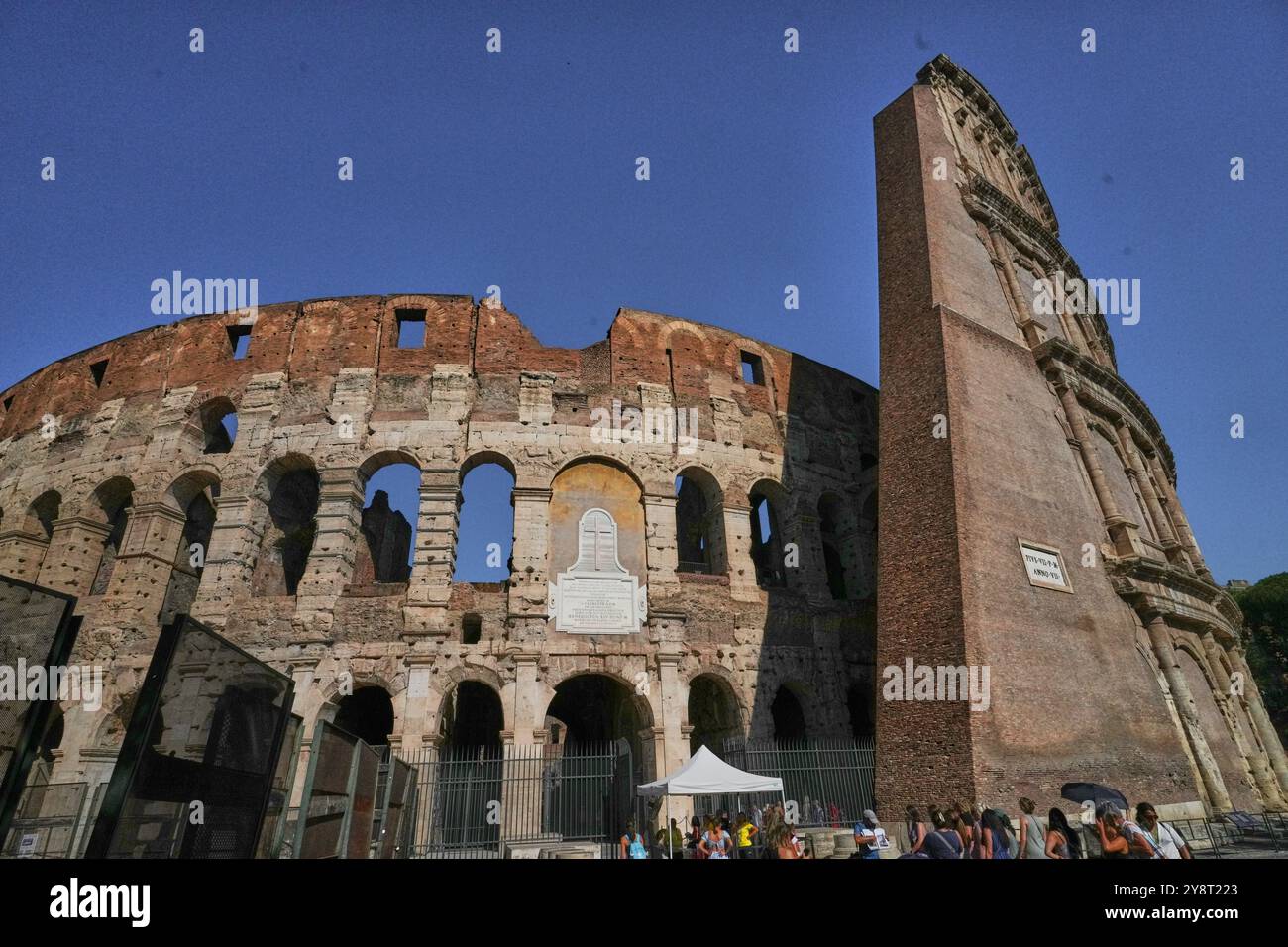 Le Colisée, Rome, Italie. En regardant vers le haut, une photo graphique bien rognée, sans personne. Jour, ciel bleu sans nuages. Banque D'Images