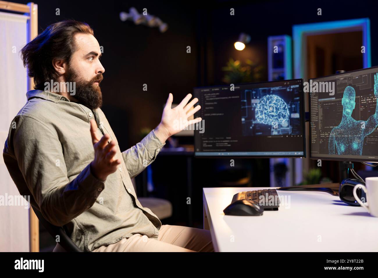 Ingénieur surpris par l'IA sensible devenant superintelligente, gagnant en forme humanoïde. Un INFORMATICIEN déconcerté, alarmé par l'intelligence artificielle consciente qui transcende les structures supérieures Banque D'Images