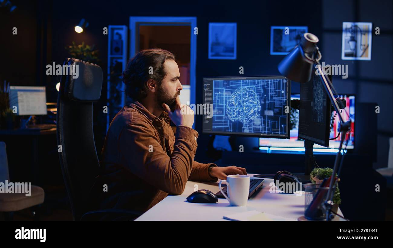 Le développeur de logiciels écrit du code sur le PC de configuration multi-moniteur pour visualiser les réseaux neuronaux d'intelligence artificielle. L'employé INFORMATIQUE DE télétravail exécute un script ai sur l'ordinateur à partir du bureau à domicile, caméra B. Banque D'Images