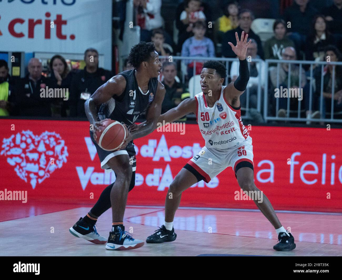 01 Christian Vital Bertram Derthona Tortona et 50Â Jaylen remettent Openjobmetis Varese lors du match de championnat LBA Italie opposant Openjobmetis Varese vs Bertram Derthona Tortona, à Varèse, Italie, le 5 octobre 2024 Banque D'Images