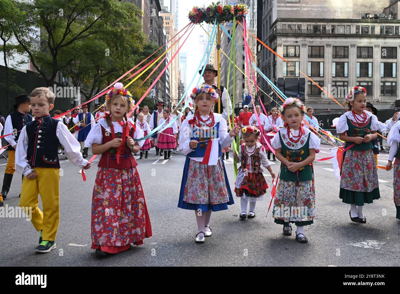 Les Polonais-Américains participent au 87e défilé annuel Pulaski Day sur la Cinquième Avenue le 6 octobre 2024 à New York. Banque D'Images