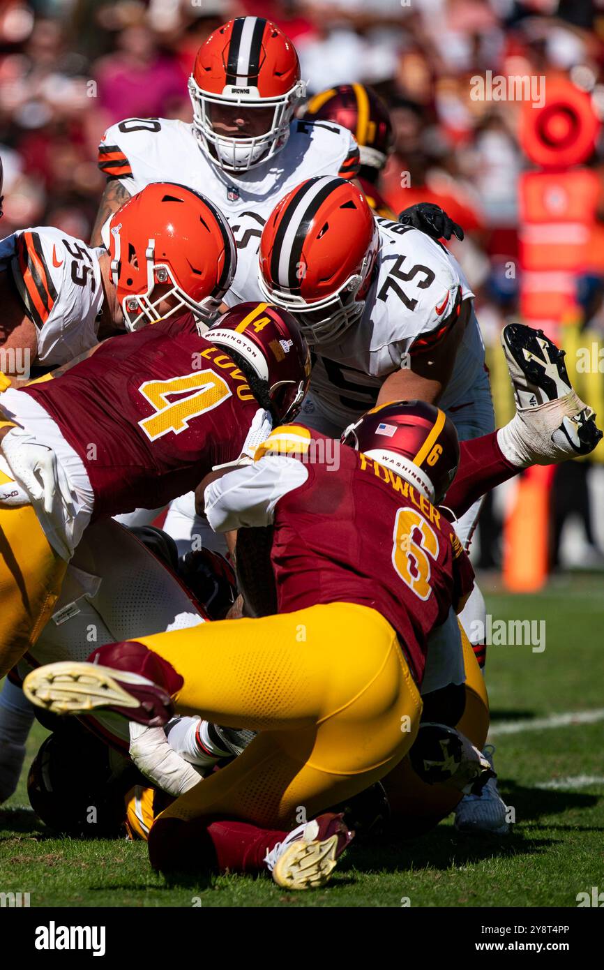 Landover, États-Unis. 06 octobre 2024. Jerome Ford est attaqué par le joueur de ligne défensif Jonathan Allen (93 ans) des Washington Commanders et d'autres membres de la ligne défensive lors d'un match au Northwest Stadium de Landover, Maryland, dimanche 6 octobre 2024. Les commandants battent les Browns 34-14. Photo de Bonnie Cash/UPI crédit : UPI/Alamy Live News Banque D'Images