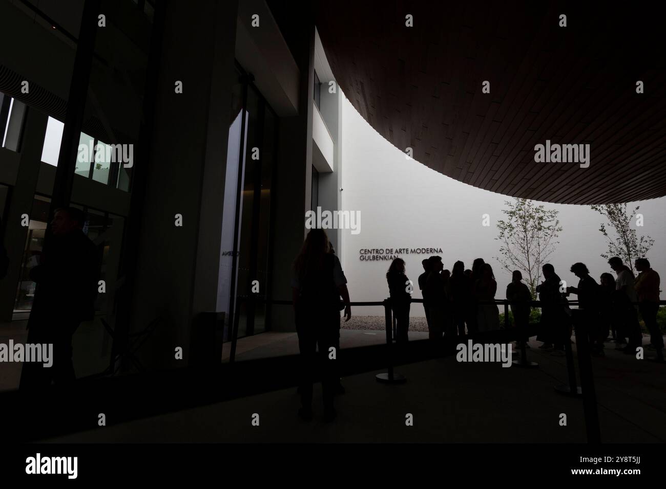 A Lisbonne, Portugal, le 6 octobre 2024, les gens attendent pour entrer dans le nouveau Centre pour Art moderne. CAM est un centre d'art et de culture avec une collection d'art contemporain et moderne, qui comprend la plus grande représentation d'artistes portugais à ce jour. Conçu par l'architecte japonais Kengo Kuma, Leonor Antunes est révélé comme l'artiste phare dans le programme d'exposition d'ouverture, avec un grand projet spécifique au site en dialogue avec des femmes artistes de la collection d'art de CAM. (Photo de Luis Boza/NurPhoto via Getty images) (photo de Luis Boza/NurPhoto) Banque D'Images