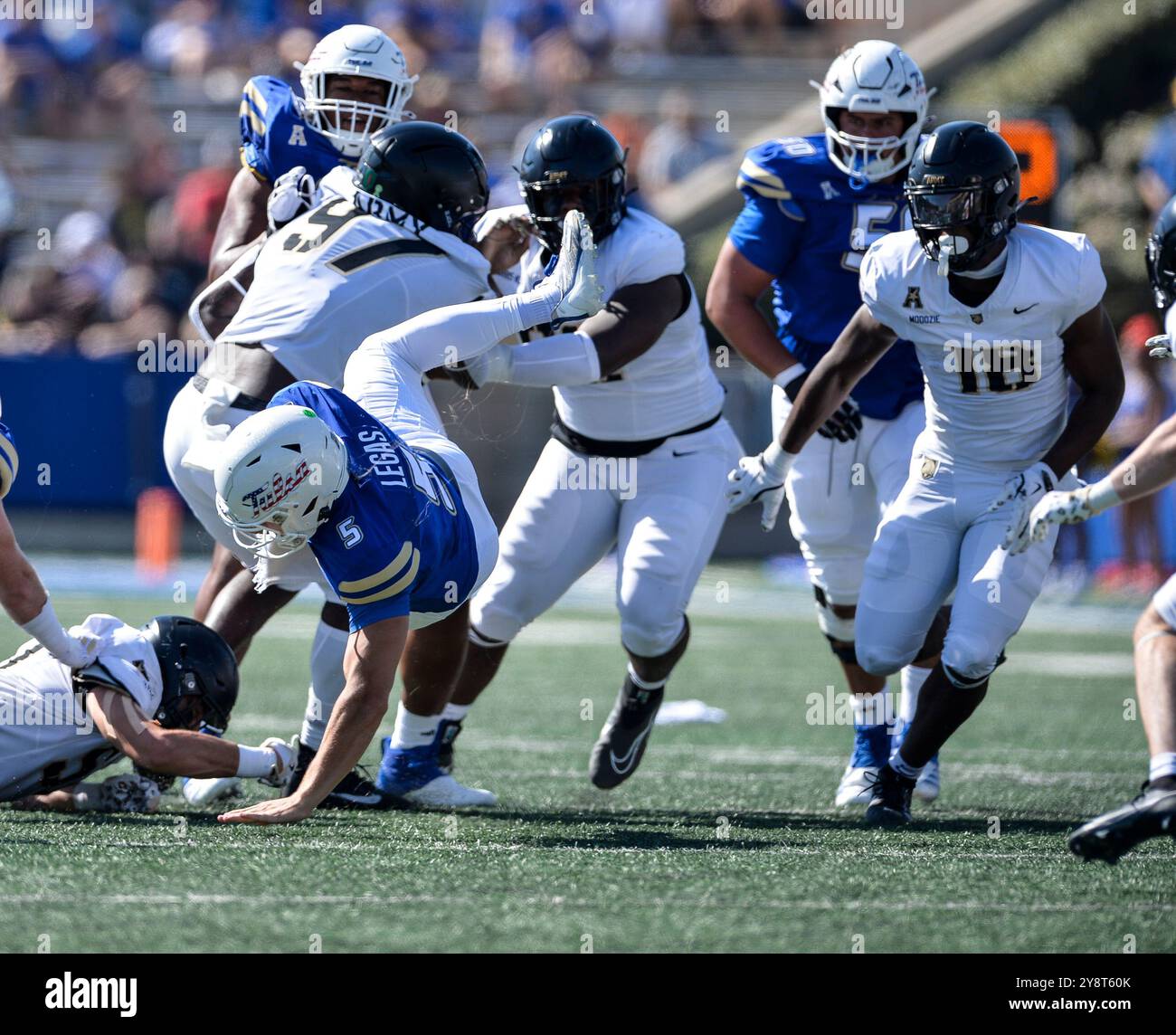 Tulsa, Oklahoma, États-Unis. 5 octobre 2024. Tulsa Golden Hurricane quarterback COOPER LEGAS (5) se fait bouleverser par un couple de défenseurs de l'armée. (Crédit image : © Gregory Dodds/ZUMA Press Wire) USAGE ÉDITORIAL SEULEMENT! Non destiné à UN USAGE commercial ! Banque D'Images