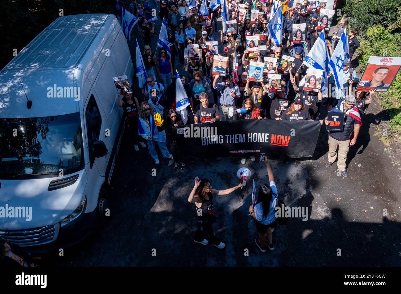 New York, États-Unis. 06 octobre 2024. Des manifestants portant des drapeaux israéliens défilent autour du réservoir de Central Park pendant le rassemblement. Un rassemblement organisé par le Forum des otages et des familles disparues marquant le premier anniversaire de l'attaque du 7 octobre en Israël par le Hamas, où plus de 1200 Israéliens ont été tués et plus de 240 civils enlevés. Actuellement, 101 otages restent à Gaza, dont 97 ont été pris le 7 octobre et 4 autres ont été capturés auparavant. Crédit : SOPA images Limited/Alamy Live News Banque D'Images