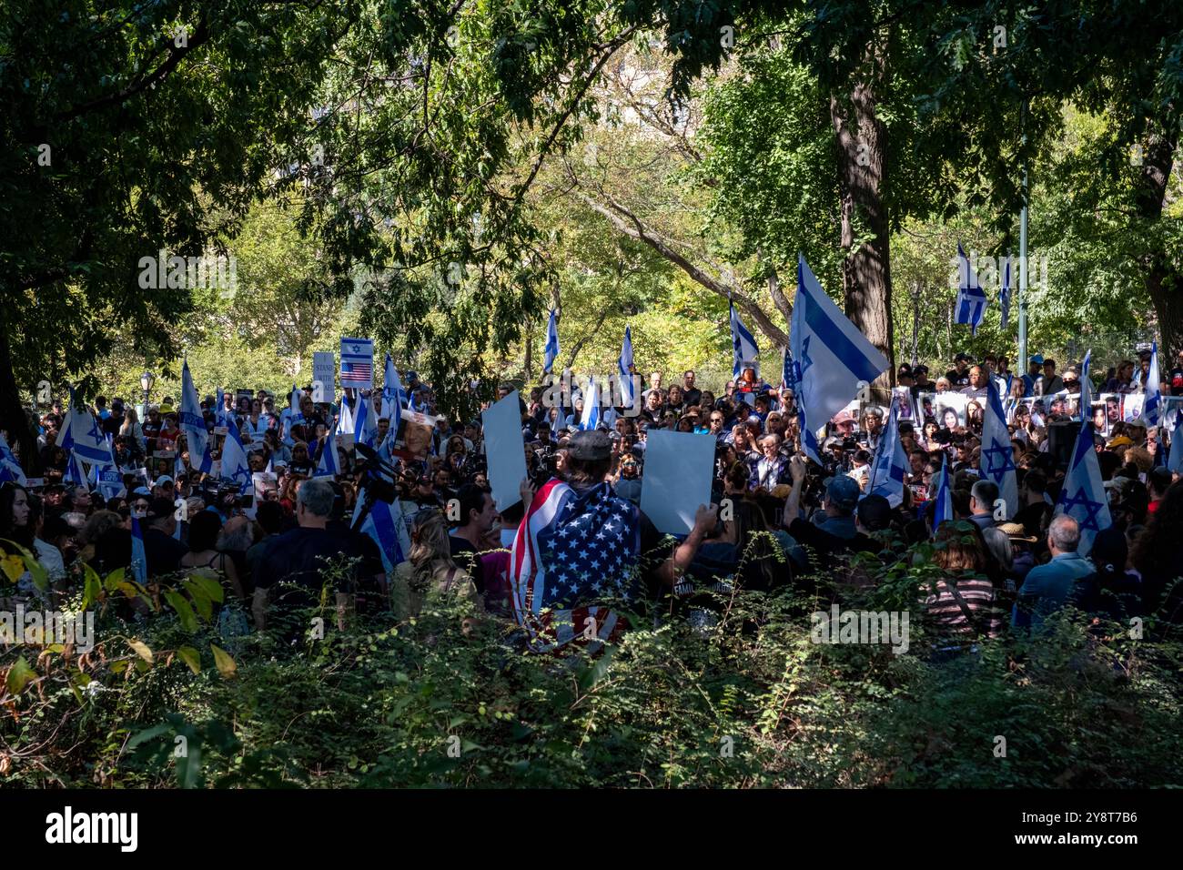 New York, États-Unis. 06 octobre 2024. Les manifestants portant des drapeaux israéliens se rassemblent à Central Park pendant le rassemblement. Un rassemblement organisé par le Forum des otages et des familles disparues marquant le premier anniversaire de l'attaque du 7 octobre en Israël par le Hamas, où plus de 1200 Israéliens ont été tués et plus de 240 civils enlevés. Actuellement, 101 otages restent à Gaza, dont 97 ont été pris le 7 octobre et 4 autres ont été capturés auparavant. (Photo de Syndi Pilar/ SOPA images/SIPA USA) crédit : SIPA USA/Alamy Live News Banque D'Images