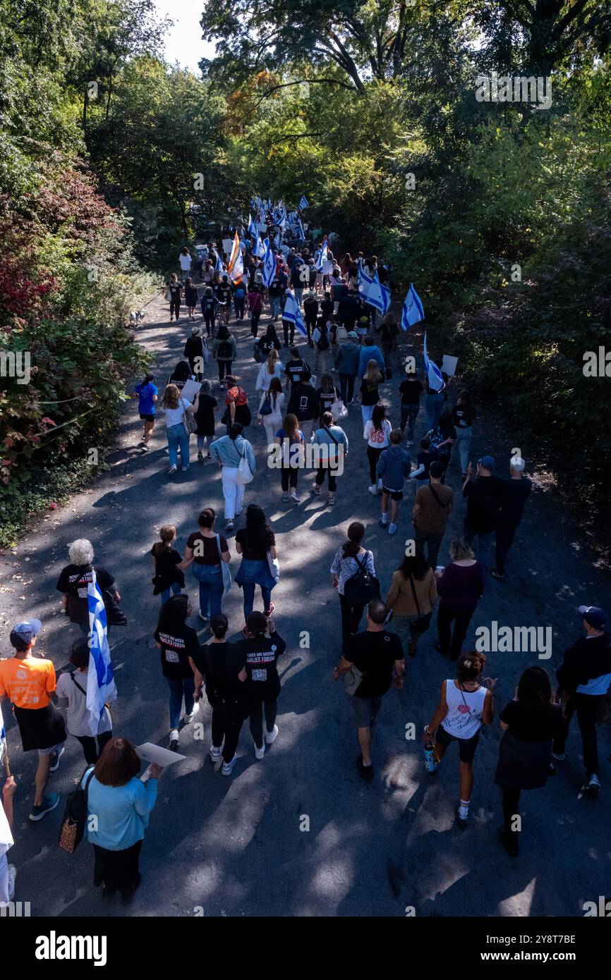 New York, États-Unis. 06 octobre 2024. Des manifestants portant des drapeaux israéliens défilent autour du réservoir de Central Park pendant le rassemblement. Un rassemblement organisé par le Forum des otages et des familles disparues marquant le premier anniversaire de l'attaque du 7 octobre en Israël par le Hamas, où plus de 1200 Israéliens ont été tués et plus de 240 civils enlevés. Actuellement, 101 otages restent à Gaza, dont 97 ont été pris le 7 octobre et 4 autres ont été capturés auparavant. (Photo de Syndi Pilar/ SOPA images/SIPA USA) crédit : SIPA USA/Alamy Live News Banque D'Images