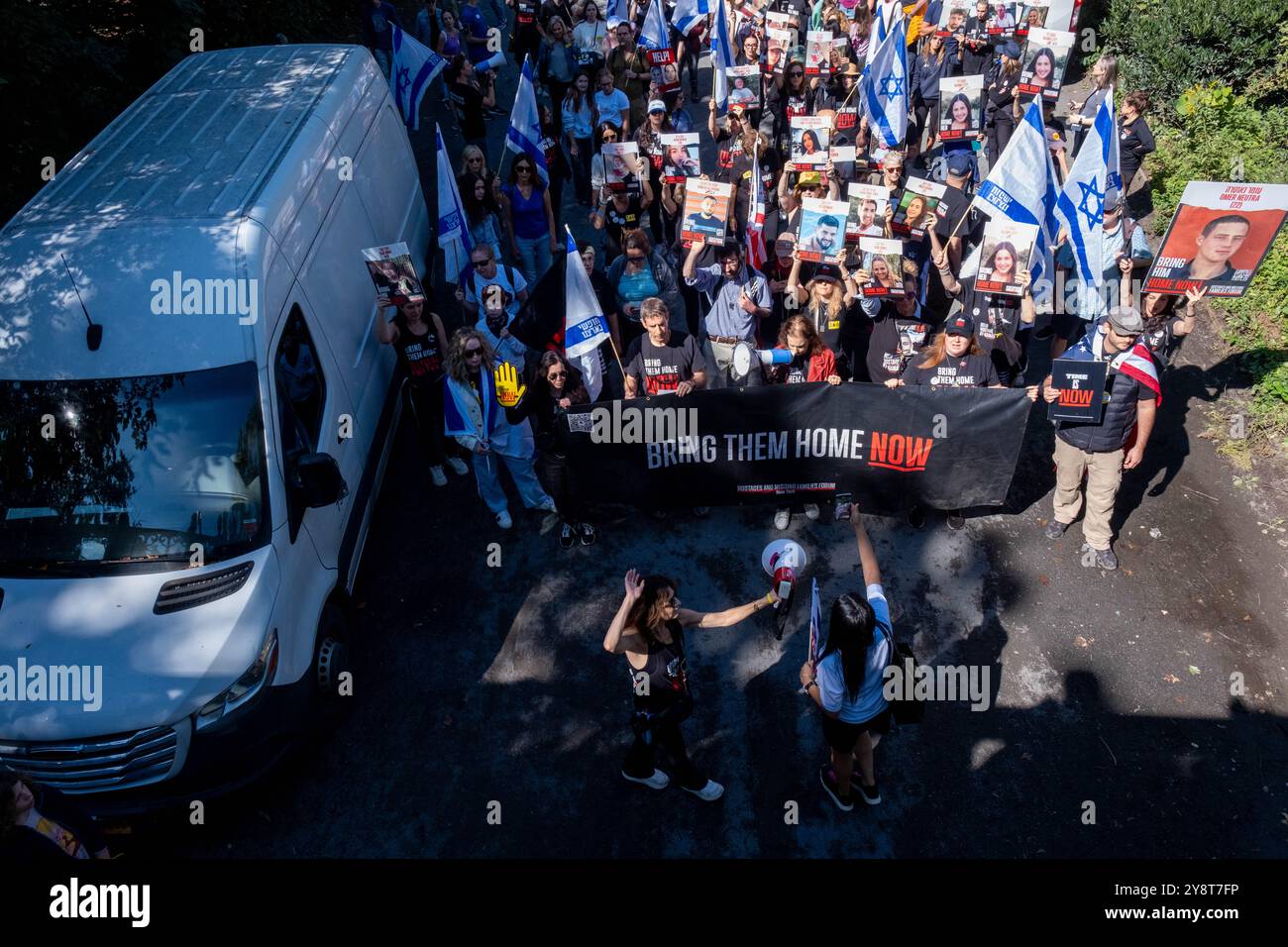 New York, États-Unis. 06 octobre 2024. Des manifestants portant des drapeaux israéliens défilent autour du réservoir de Central Park pendant le rassemblement. Un rassemblement organisé par le Forum des otages et des familles disparues marquant le premier anniversaire de l'attaque du 7 octobre en Israël par le Hamas, où plus de 1200 Israéliens ont été tués et plus de 240 civils enlevés. Actuellement, 101 otages restent à Gaza, dont 97 ont été pris le 7 octobre et 4 autres ont été capturés auparavant. (Photo de Syndi Pilar/ SOPA images/SIPA USA) crédit : SIPA USA/Alamy Live News Banque D'Images