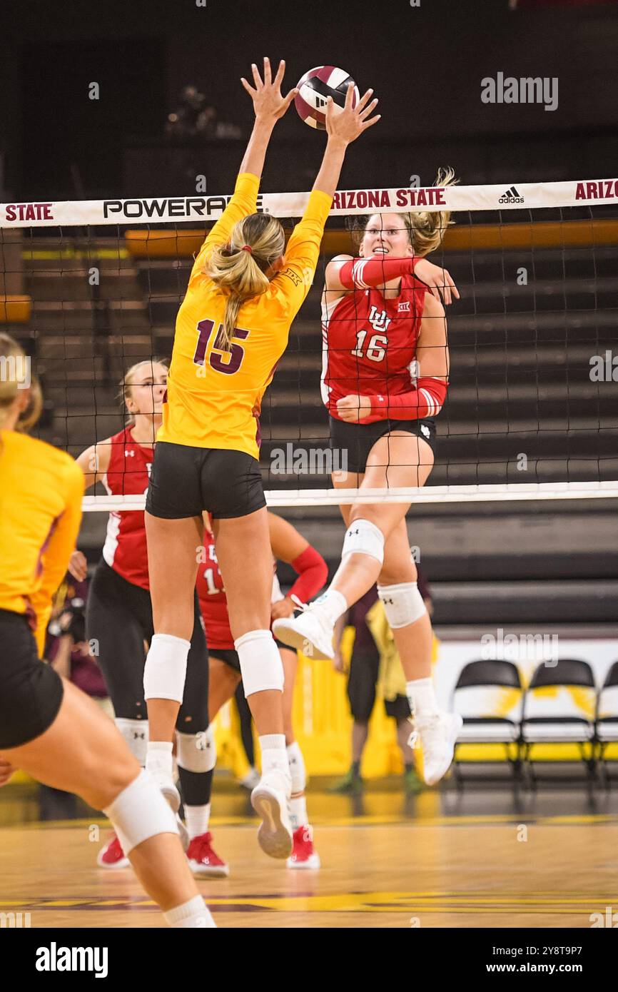 Allie Olson (16 ans), bloqueur du milieu de l'Utah, pointe le ballon dans le troisième set d'un match de volleyball universitaire de la NCAA contre les Sun Devils de l'Arizona à Tempe Banque D'Images