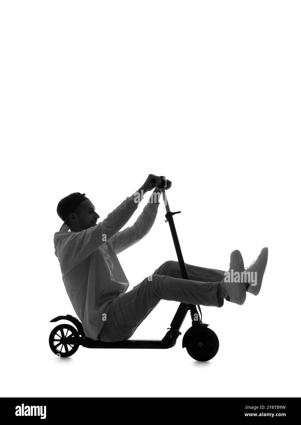Silhouette de jeune homme assis sur scooter électrique sur fond blanc Banque D'Images