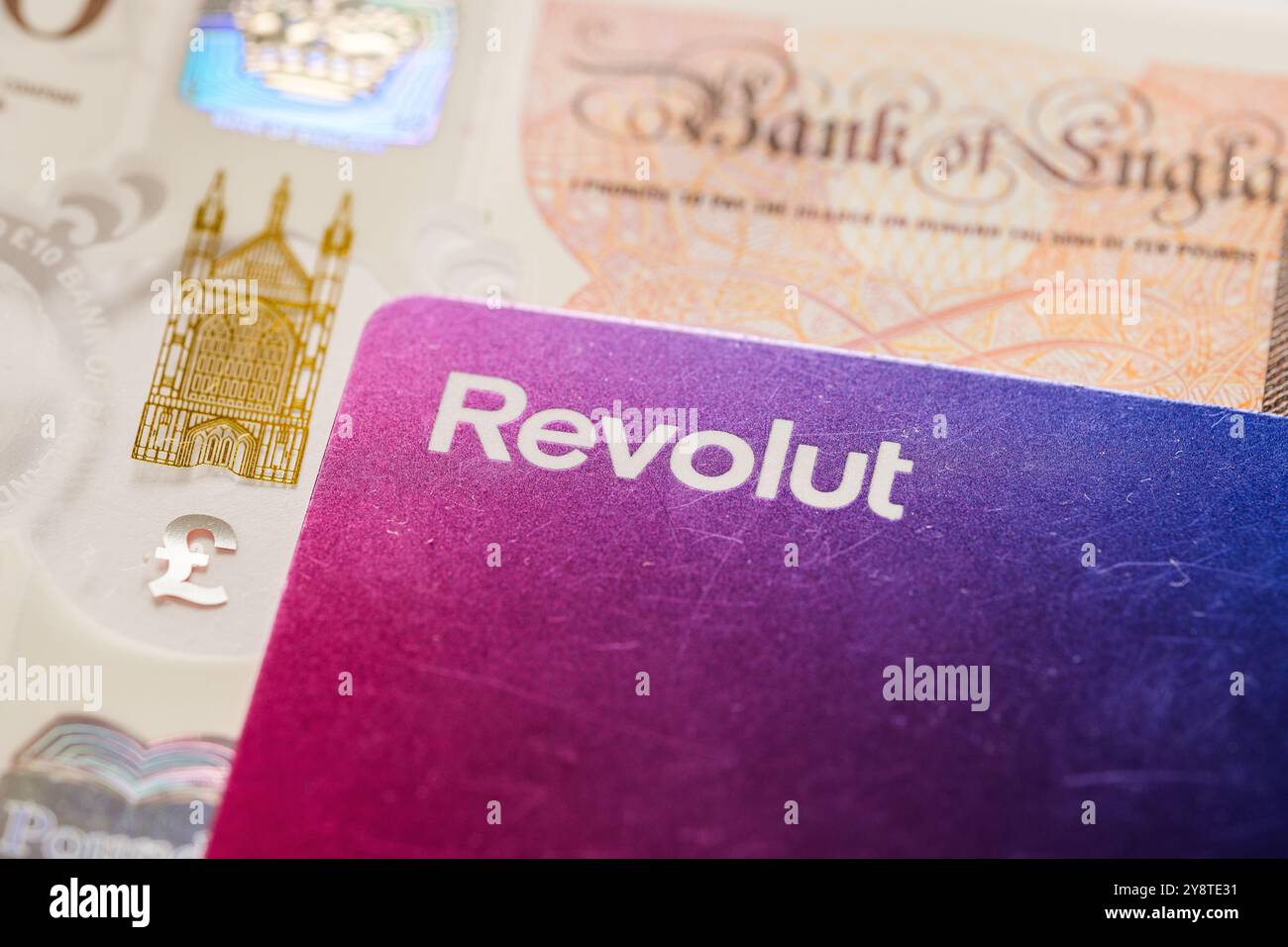 Carte Revolut avec signes d'utilisation placée sur le billet de 10 livres Banque D'Images