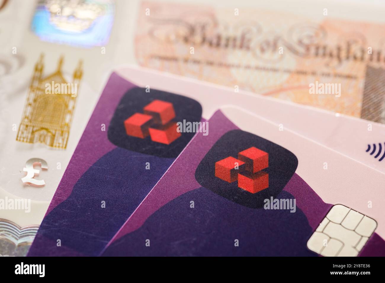 Gros plan sur les cartes de débit NatWest avec devise britannique. Concept mettant en évidence les paiements bancaires traditionnels et numériques avec un accent sur le service financier sécurisé Banque D'Images