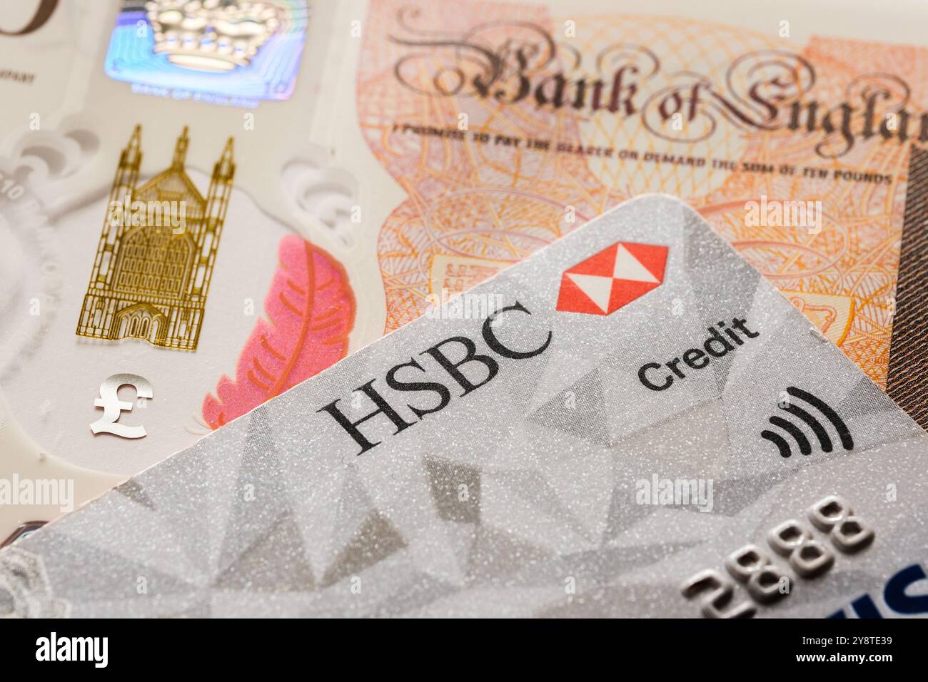 Gros plan sur la carte de crédit HSBC et la devise britannique. Concept visuel de paiements sécurisés, de services de crédit et d'intégration bancaire numérique. Stafford, United Banque D'Images
