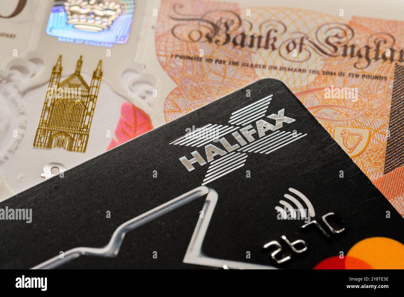 Gros plan sur la carte de crédit d'Halifax et la devise britannique. Concept financier comprenant des services de crédit, des services bancaires numériques et des solutions de paiement modernes. Staffor Banque D'Images