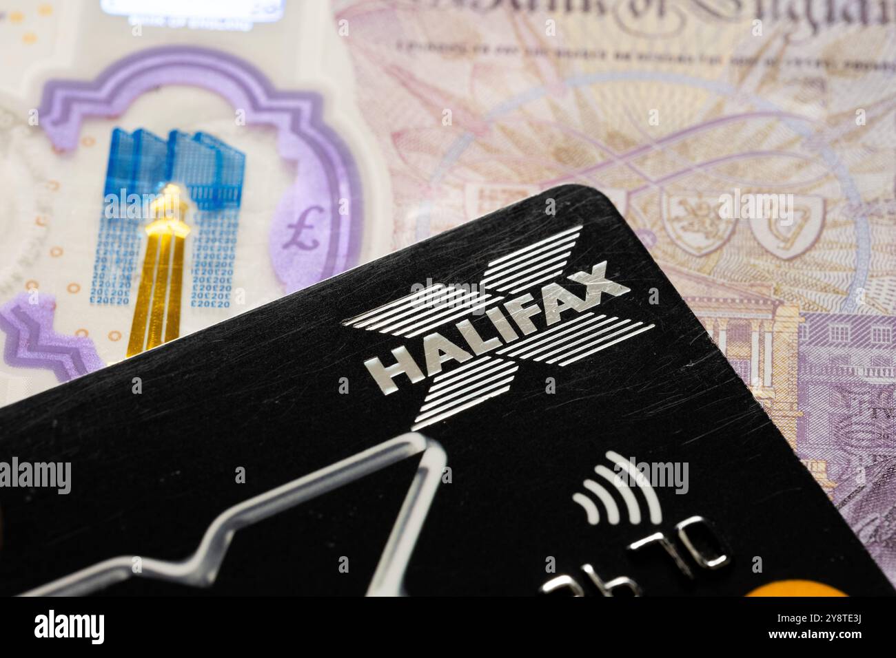 Carte de crédit Halifax sur fond de monnaie britannique. Mettre en avant les paiements numériques sécurisés, les services de crédit et les solutions de technologie financière. Staffor Banque D'Images