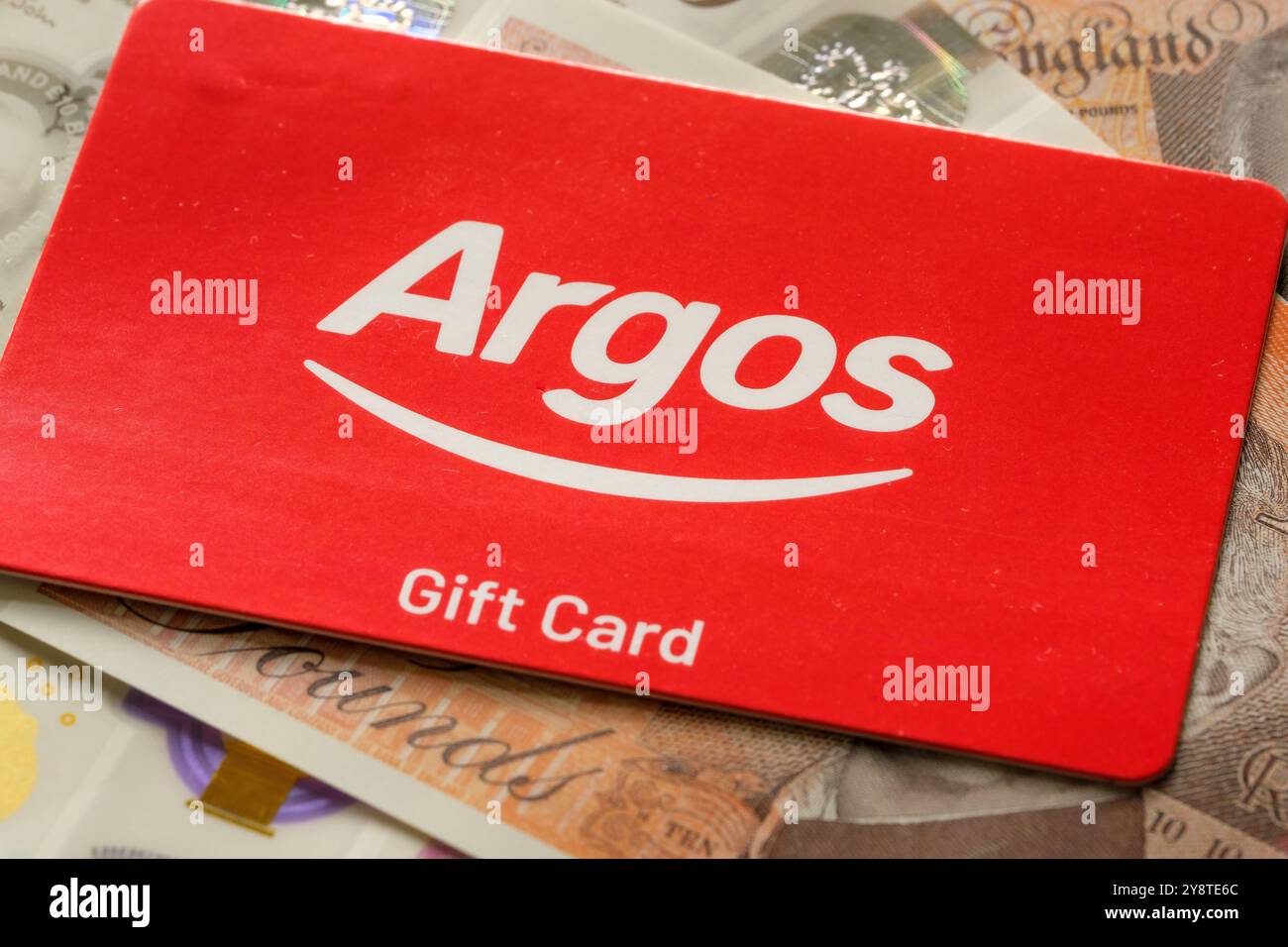 Gros plan sur la carte cadeau Argos sur la monnaie britannique. Concept d'achat au détail présentant des cartes-cadeaux numériques et des dépenses de consommation au Royaume-Uni. Stafford, United Banque D'Images