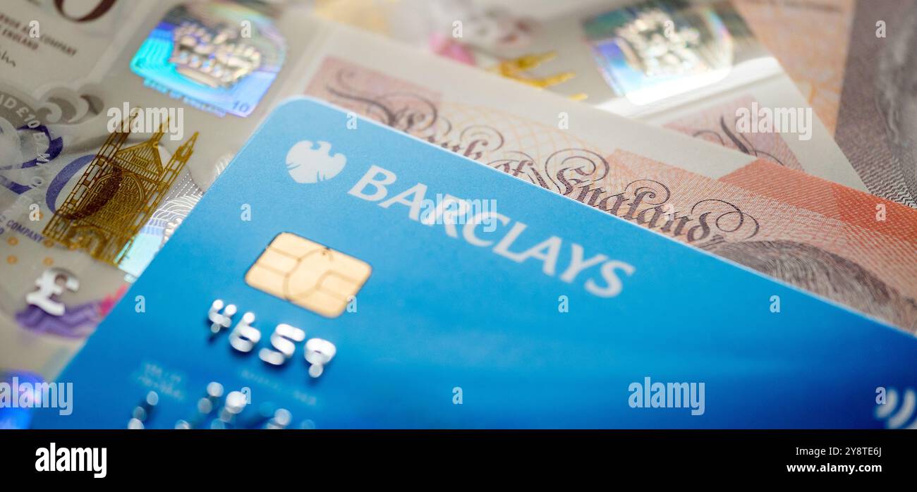 Gros plan sur la carte de débit Barclays et la monnaie britannique. Présentation des paiements sécurisés, des services financiers et de la technologie bancaire moderne. Stafford, United Kin Banque D'Images