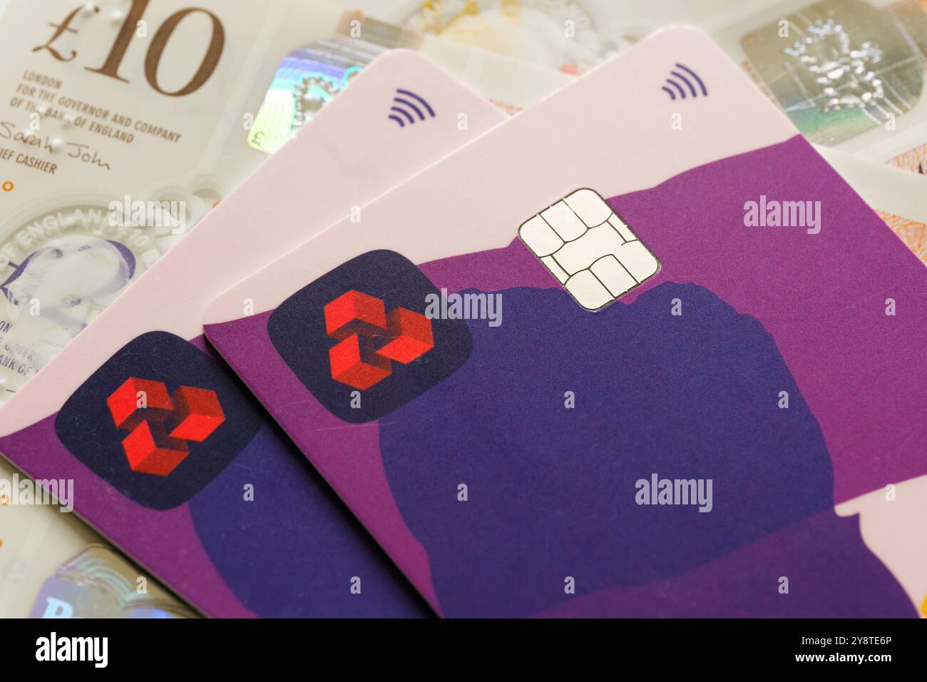 Gros plan sur les cartes de débit NatWest avec devise britannique. Présentation des paiements numériques sécurisés, des finances personnelles et des services bancaires modernes. Stafford, unissez-vous Banque D'Images