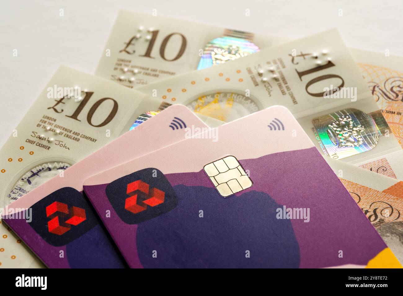 Gros plan sur les cartes de débit NatWest avec devise britannique. Présentation des paiements numériques sécurisés, des finances personnelles et des services bancaires modernes. Stafford, unissez-vous Banque D'Images